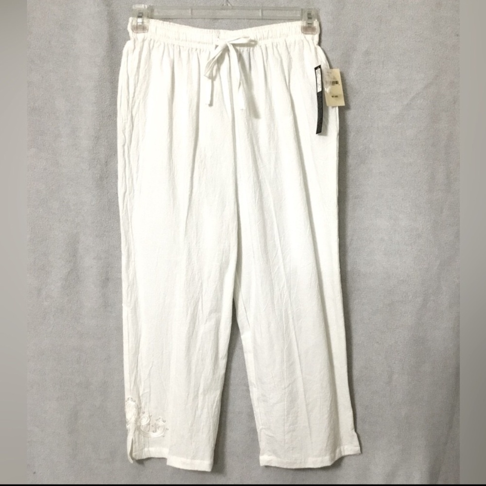 NWT~Club Z Collection White Capri Pants with Applique - Size Medium